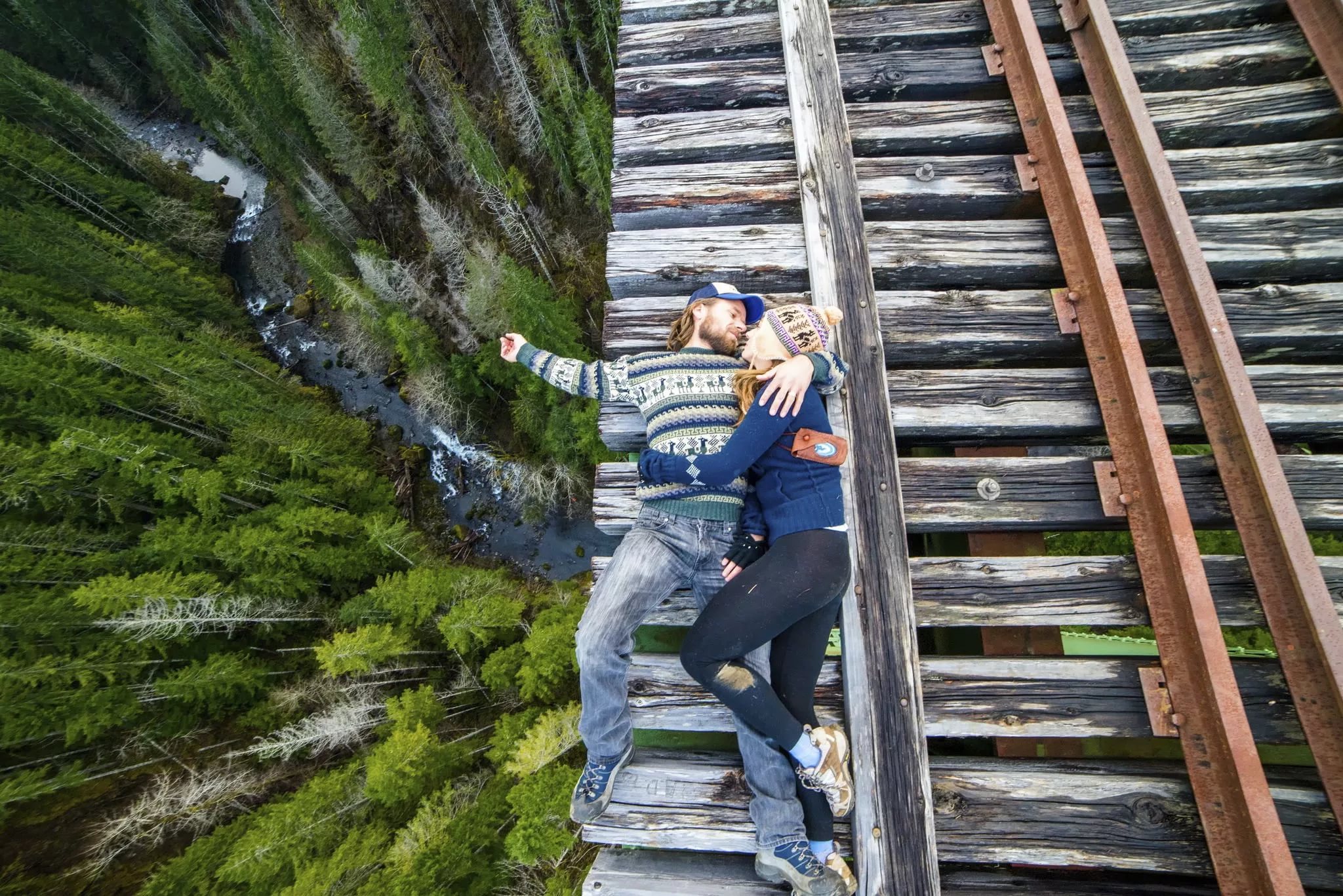 Развлечения для пар. Необычные места для фотосессии. Человек на мосту. Экстремальные фото. Фотографии от которых захватывает дух.